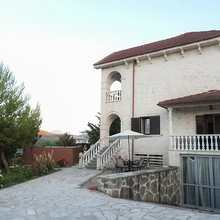 Roan * Vlora